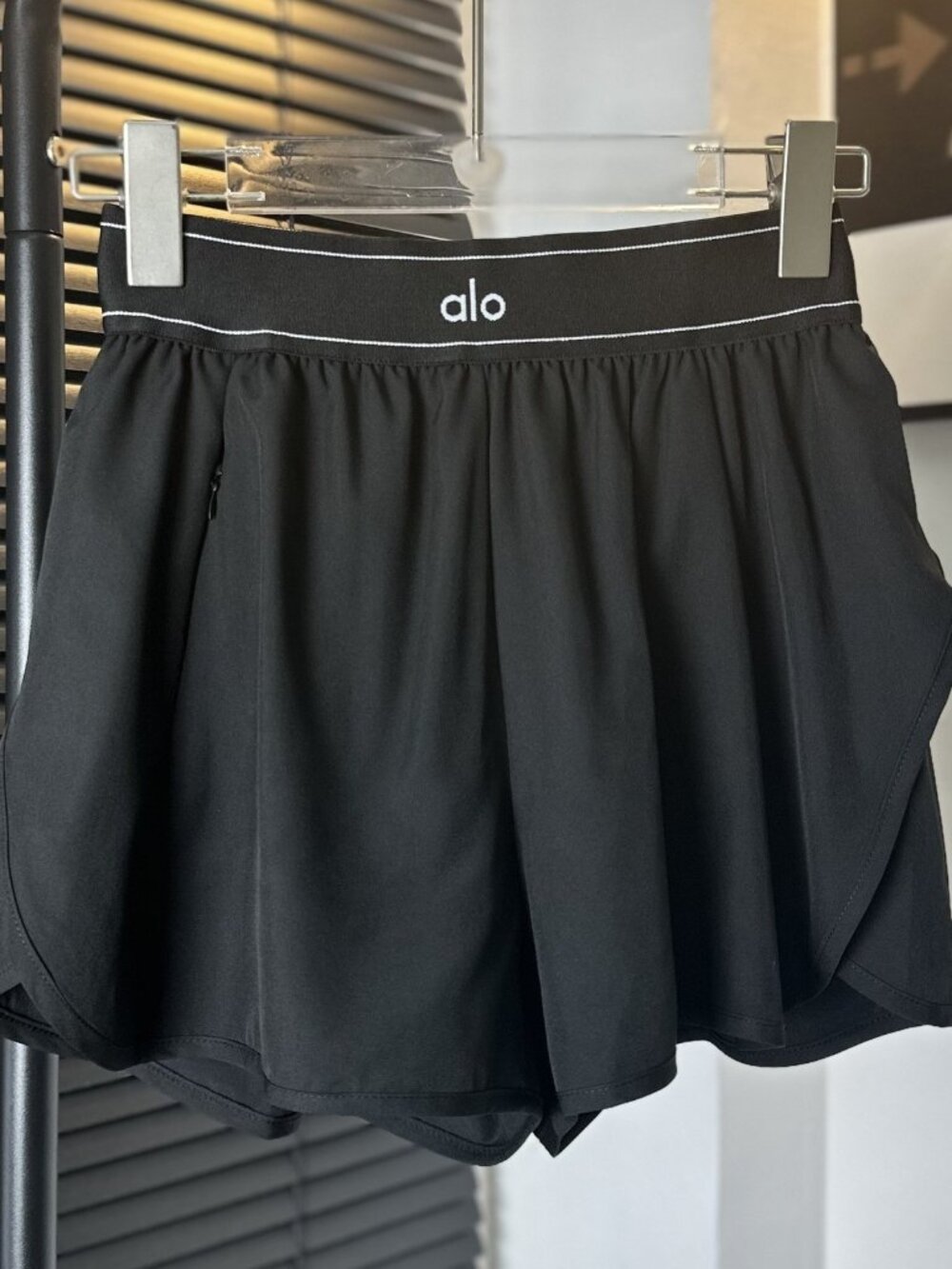 🏷️NWT Alo Yoga Match Point Sports Shorts Black High and Low Rise Fitness Shorts - Picture 8 of 9